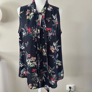 Sleeveless Van Heusen blouse size large Floral navy